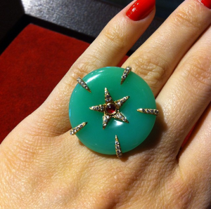 "Discobole" ring in 18k yellow gold with chrysoprase, spinel cabochon, diamonds.