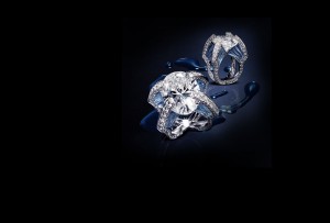 "Pahang" ring set in 18k white gold with central oval-shaped diamond, carved quartz, diamonds.