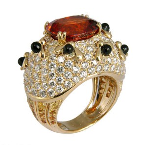 "Abeille" ring in 18k yellow gold with spessartite garnet, yellow sapphires, onyx and diamonds.