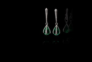 "Monnalisa" earrings set in 18k white gold with emerald drops and diamonds.