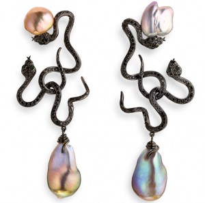 "Kasumiga" pearls earrings set in 18k black rhodium gold.