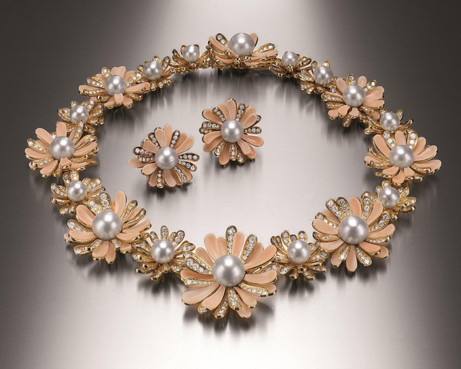 SPRING ENCOUNTER necklace-classic version handcrafted in 1969 with corals,pearls and diamonds in 18k yellow gold.