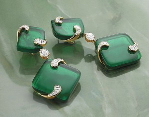 Hidden Treasures earrings in yellow gold with 4 cushion shaped Zambian emeralds (143.1 ct), 2 round brilliant cut diamonds (2.02 ct) and fancy shaped cut diamonds (2.86 ct).
