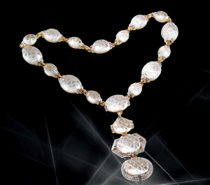 Cassetti necklace set in yellow gold with carved rock crystal and diamonds