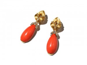 Henry Dunay earrings set in 18k yellow gold with coral drops and diamonds.