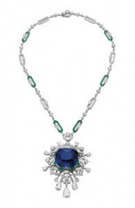 Love's Paradise high Jewellery necklace in white gold with 1 cushion shaped modified brilliant step cut sapphire (125.35 ct),Fancy and round brilliant cut diamond (33.18 ct) and pavé diamonds.