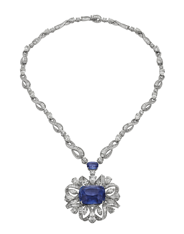 Water Symphony necklace convertible in bracelet in white gold with 1 cushion shaped sapphire (47.57 ct), 1 cushion shaped sapphire (4.60 ct), Fancy and round brilliant cut diamond (26.00 ct) and pavé diamonds.