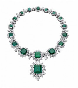 Necklace in platinum and emeralds, 1964. The pendent element, created by Bulgari in 1958 as a brooch, was given to Elizabeth Taylor by Richard Burton for their engagement in 1962. In 1964, on the occassion of their wedding, Burton gave her the necklace in platinum and emeralds and the brooch was re-worked as pendant. In the former collection of Elizabeth Taylor. Bulgari Heritage Collection.
