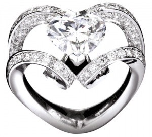 "Amanpuri" bridal ring set in 18k white gold with central heart-shaped diamond and diamonds pave.