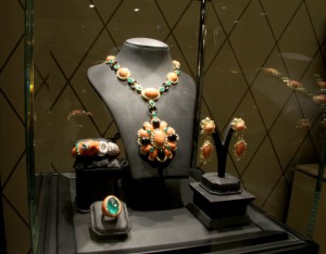 Zeina necklace set with Mediterranean coral, onyx, chrysoprases and brilliant-cut diamonds