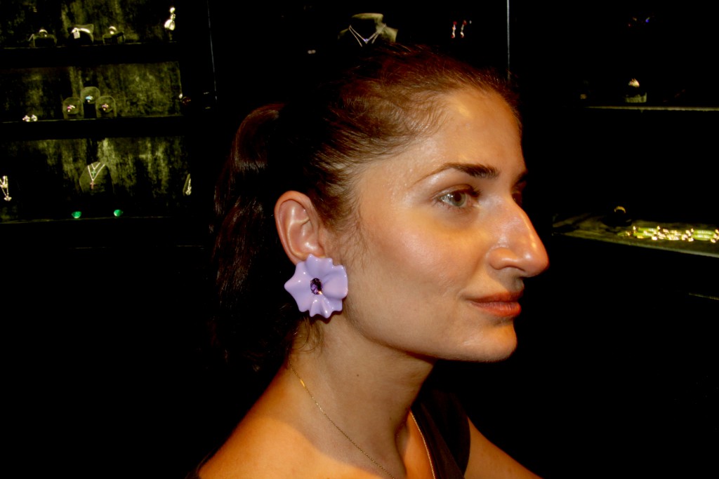 Flower earrings in coloured resine with amethysts