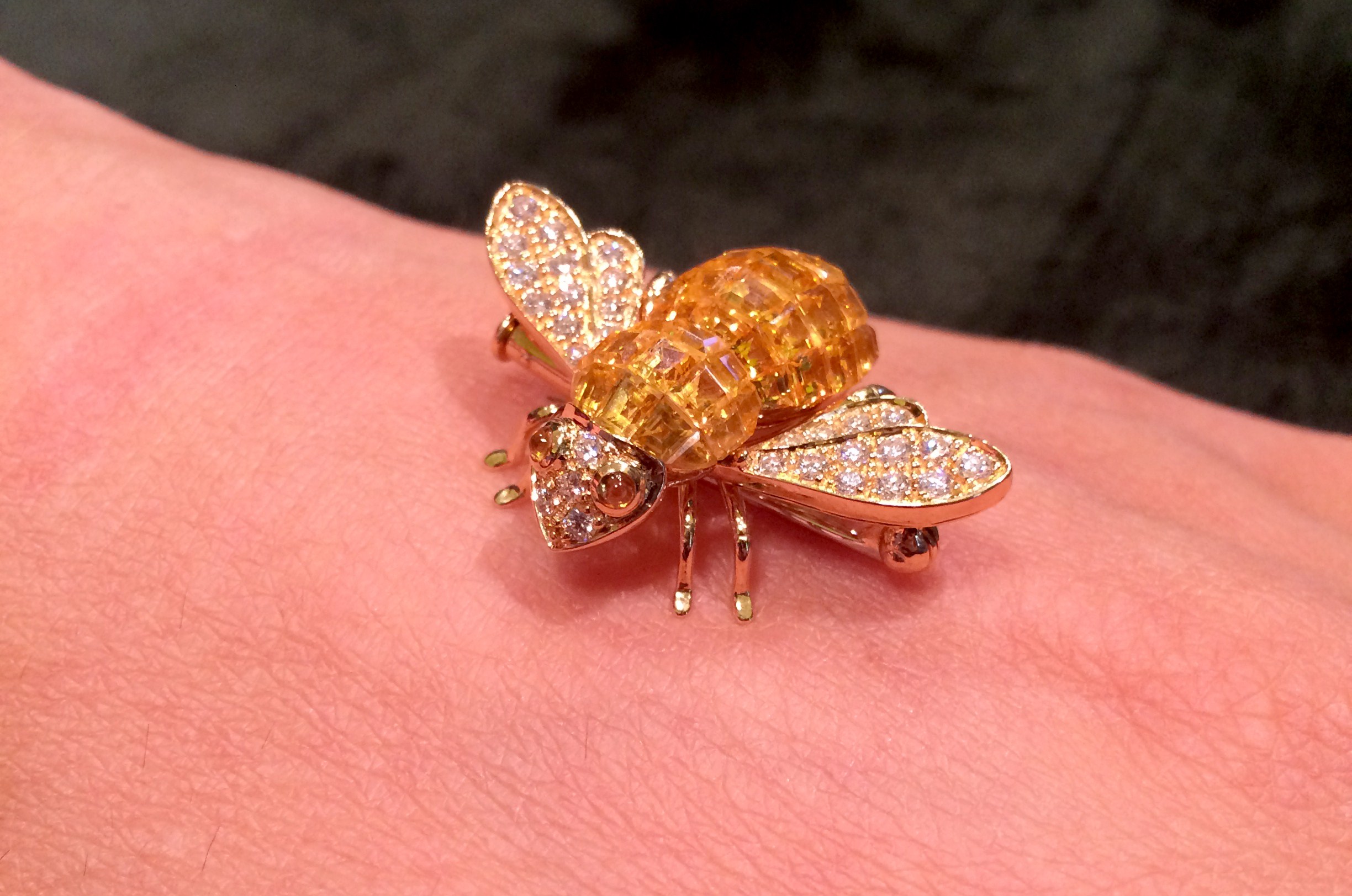 Bee brooch set in yellow gold with calibrated sapphires and diamonds