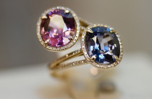 Oval-shaped violet and cobalt spinels ring set in yellow gold with diamonds