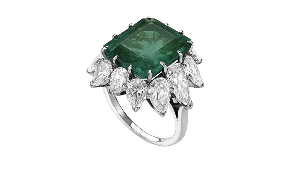 Ring in platinum with emerald and diamonds, 1962. It was the firdt jewel that Elizabeth Taylor received from Richard Burton in Rome during the filming of Cleopatra. The actress sold it in 2002 at a charity auction for "The Elisabeth Taylor AIDS Foundation" and in a letter addressed to the new owners, Taylor wrote: "Wear it with love!". In the former collection of Elizabethe Taylor. Bulgari Heritage Collection.