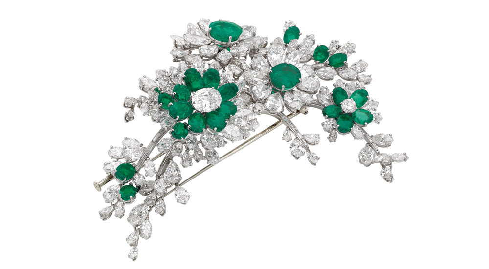 Tremblant brooch in platinum, emeralds and diamonds, 1960. The brooch was worn by the actress both as a brooch and hair ornament. In the former collection of Elizabeth Taylor. Bulgari Heritage Collection.