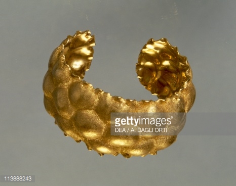 Carved and embossed gold bracelet, 1920, Mario Buccellati