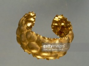 Carved and embossed gold bracelet, 1929, Mario Buccellati