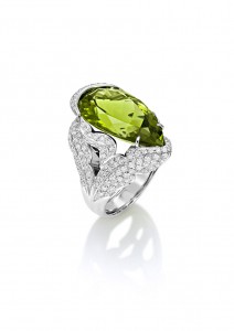 Leaves ring set in white gold with drop-shaped peridot of 22,34cts and diamonds pave', Margherita Burgener