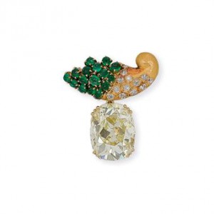 Cornucopia brooch set in matte yellow gold with sugarloaf and cabochon emeralds, diamonds and palid yellow diamond, Suzanne Belperron, 1950