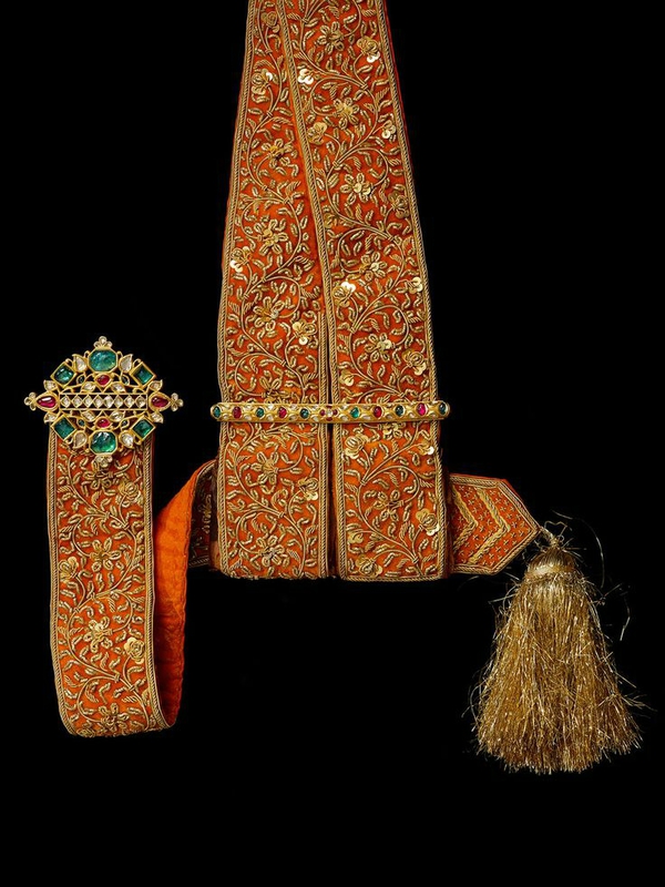 Silk sword sash with jewelled gold fittings, India, c.1900. The Al Thani Collection