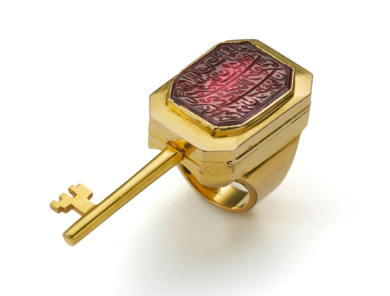 Seal ring with hidden key in gold, set with spinel. South India, Hyderabad, 1884-85. The Al-Thani Collection.