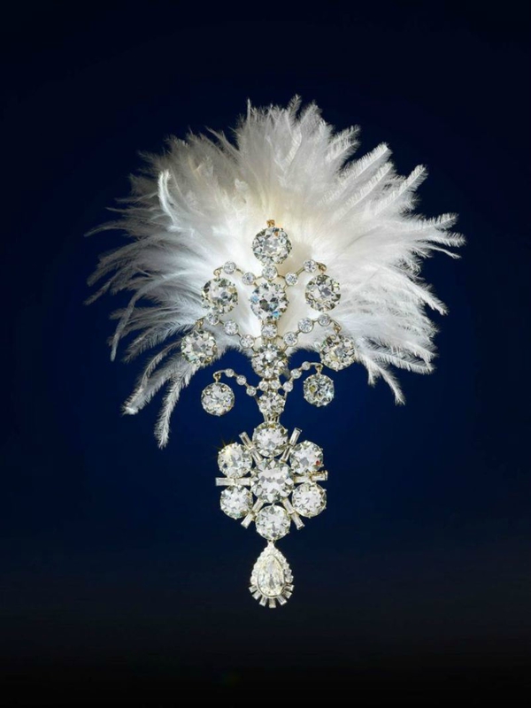 Turban Ornament (jigha) of the Maharaja of Nawanagar, circa 1907 and remodeled in 1935. White gold, set with diamonds, with modern feather plume. The Al-Thani Collection. (Photo: © Prudence Cuming Associates)