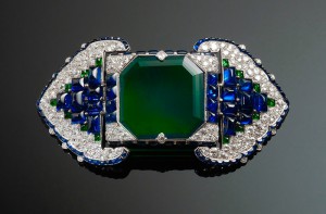 Belt brooch in platinum, set with emeralds, sapphires and diamonds. 1920-30, Cartier. The Al-Thani Collection.