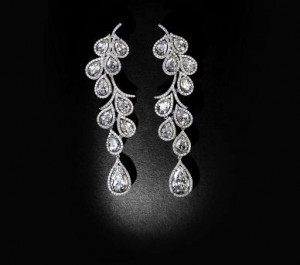 Vigne earrings set in white gold with pear-shaped diamonds, Leysen Joaillier