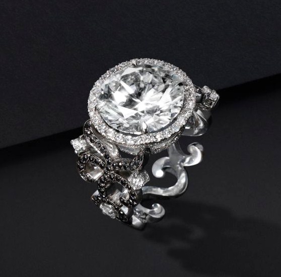 Petale de Lys pendant set with pear-shaped diamond, Leysen Joaillier