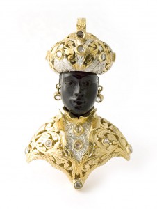 Moretto classico brooch set in gold with fancy diamonds, Nardi
