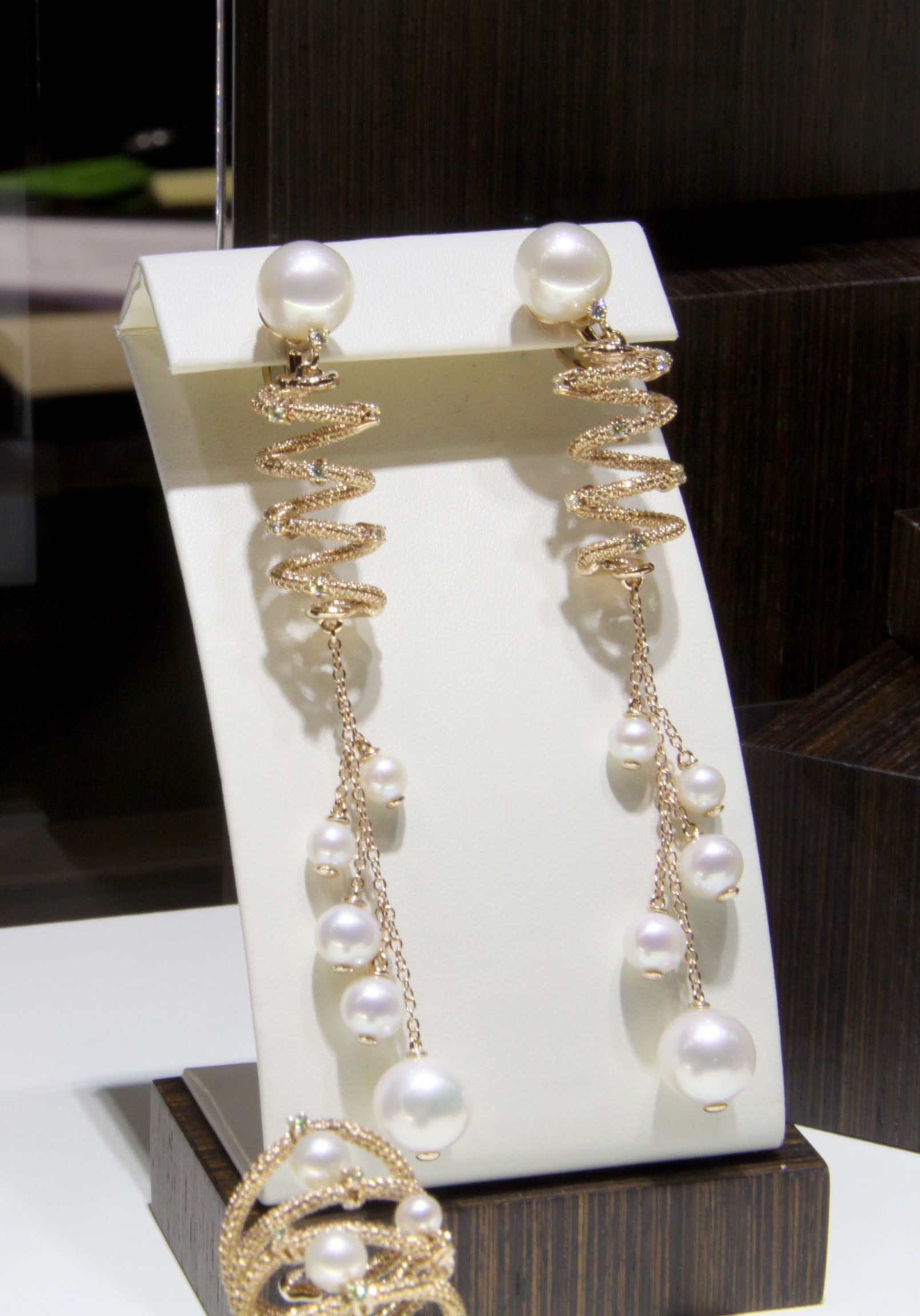 Twist earrings and ring in yellow gold with diamondsand pearls, Giovanni Ferraris