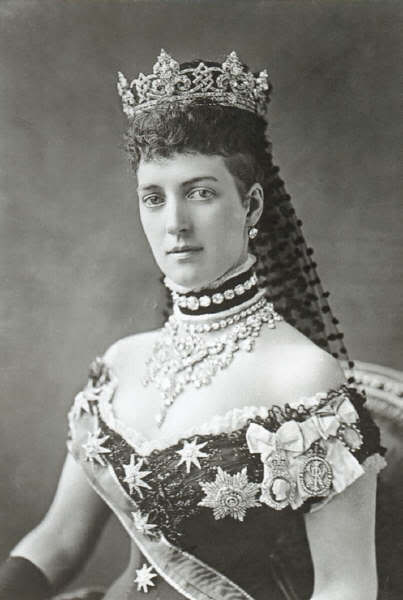 Queen Alexandra wearing dog collar, among other necklaces