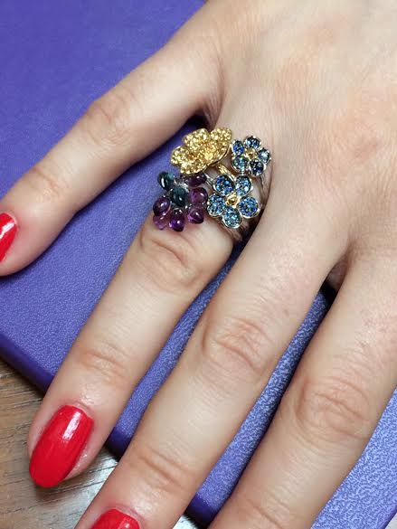Forget-me-not stackable rings set on white and yellow gold with sapphires, amethysts, topazes, Morphee Joaillerie