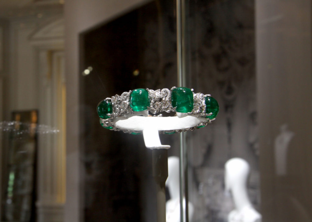 Bracelet featuring emerald cabochons and diamonds seton white gold, Giampiero Bodino