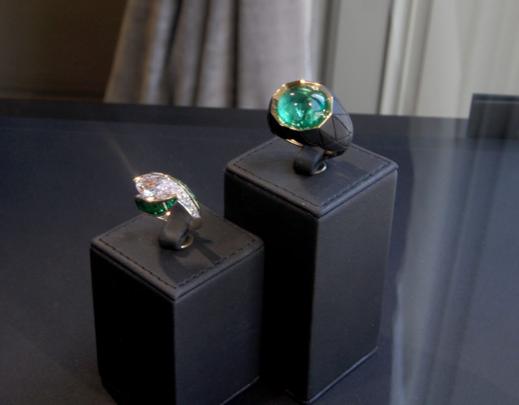 Facette Ebene ring featuring an oval cabochon Colombian emerald of 17.83cts, set on yellow gold, Alexandre Reza