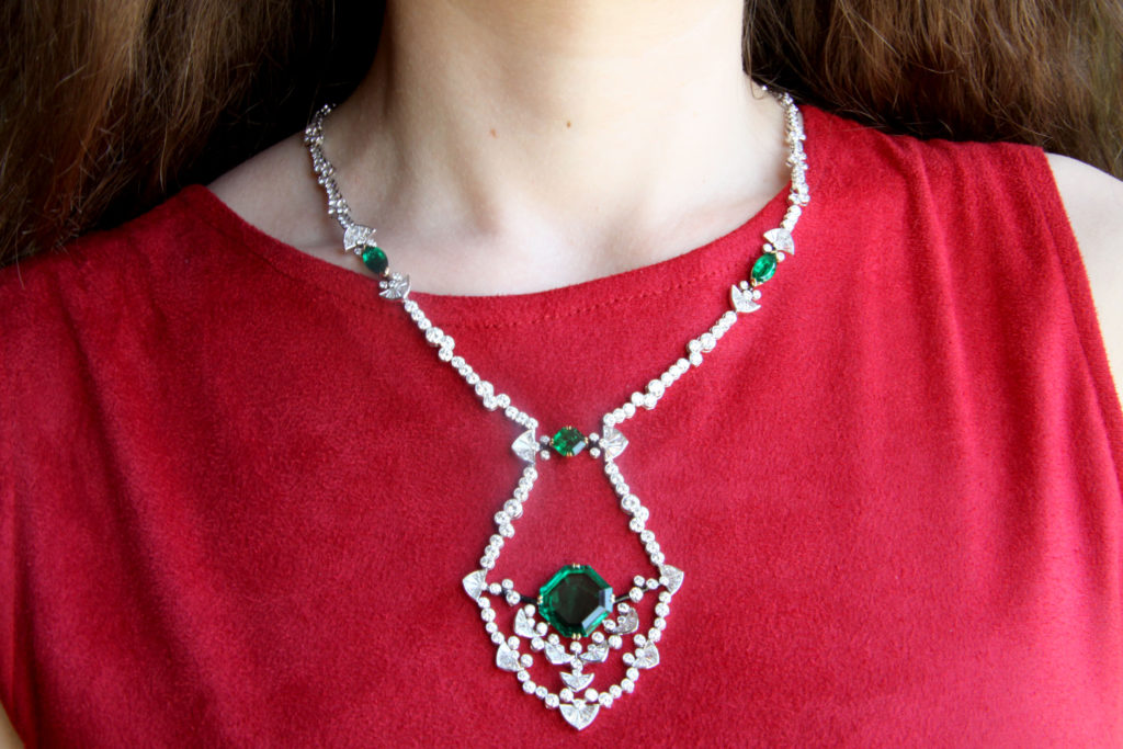 Dentelle necklace featuring an old mine octogonal-cut Colombian emerald of 9.46cts, a lozenge-cut Zambian emerald of 1.62ct, 2 marquise-cut Zambian emeralds of 2.68cts, trapeze-cut diamonds of 5.16cts and brilliants of 18.56cts, set on white, yellow and black gold, Alexandre Reza