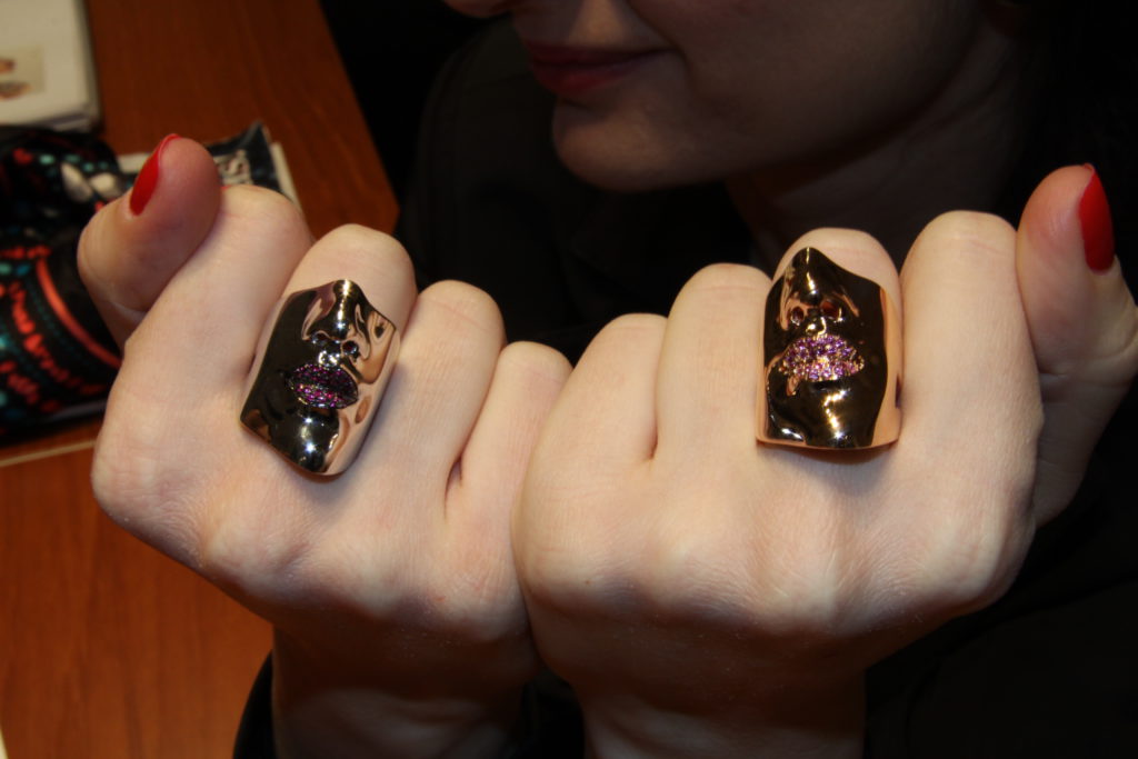 Face rings, made of blackened and pink gold with sapphires, Garavelli 1920