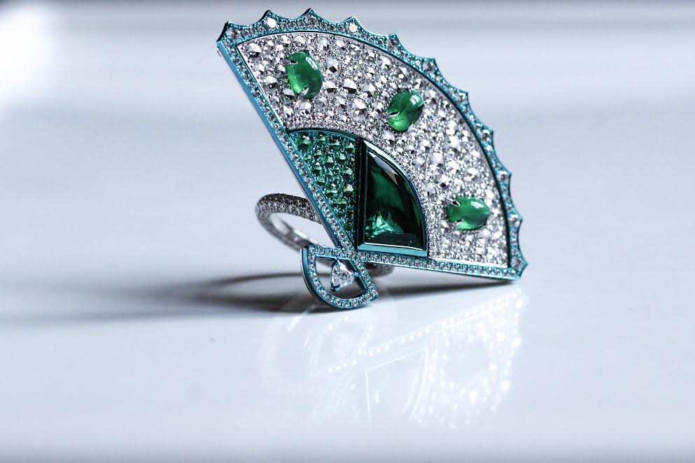 Fan ring featuring emeralds, diamonds mounted on titanium, Busatti Milano